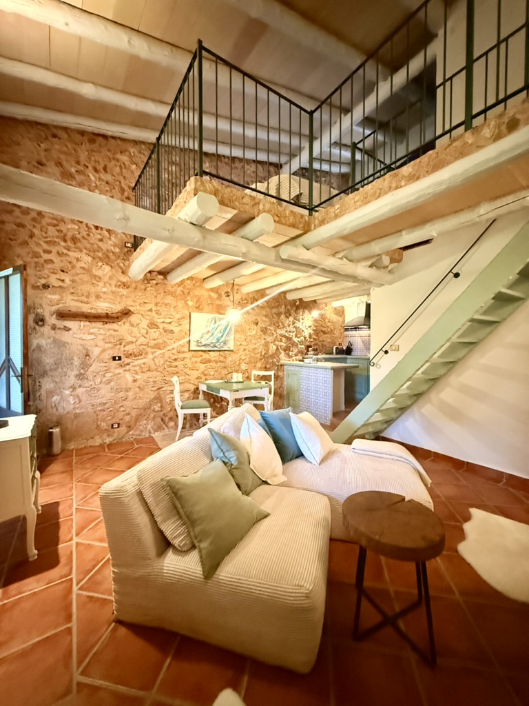 Loft-Suite mit Galerie-Ebene und grüner Treppe