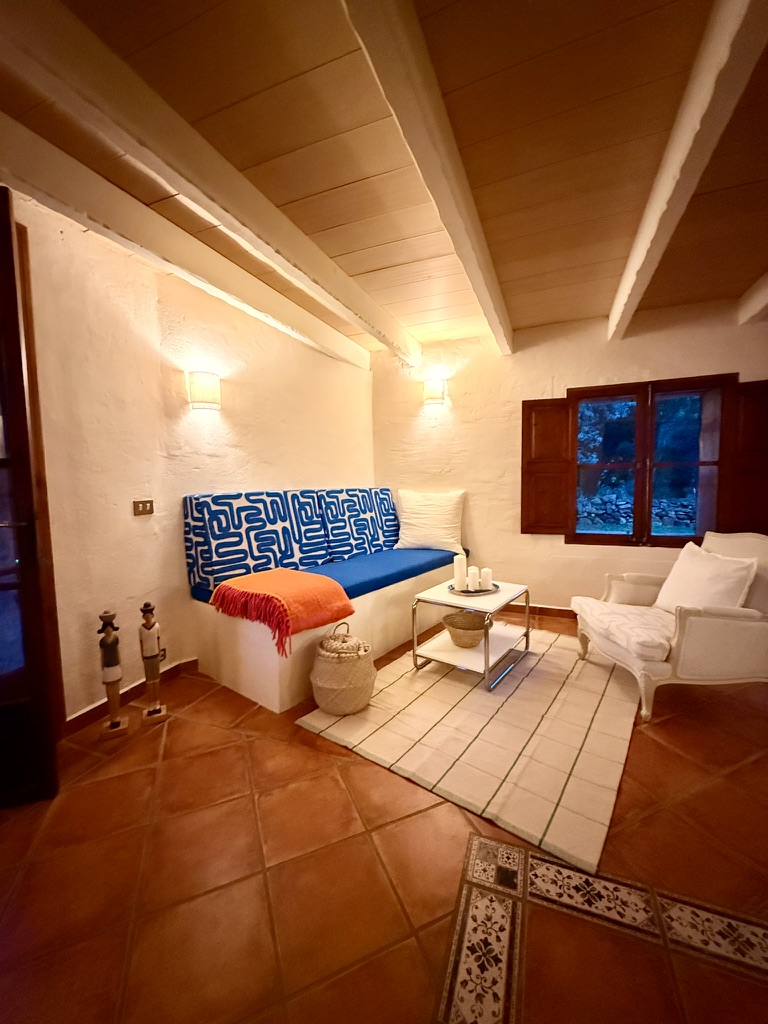 Schlafzimmer mit Steinwand und Einzelbett