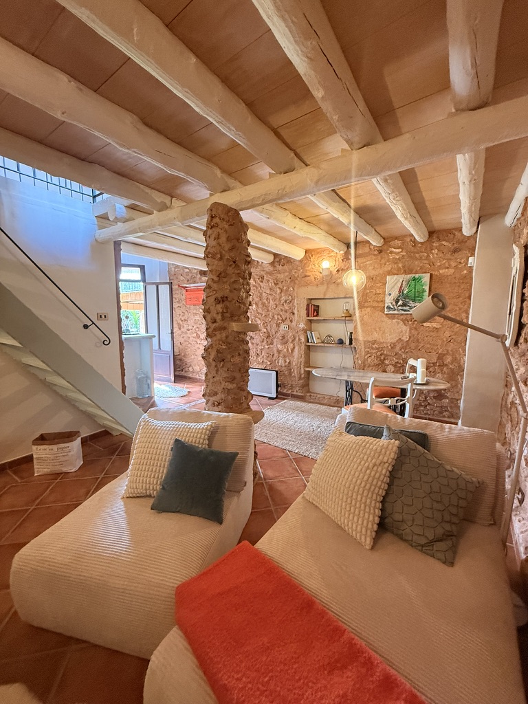 Wohnzimmer mit Sofa und Steinwand